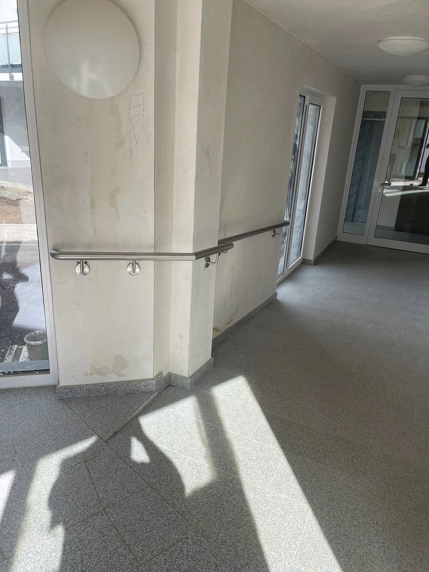 Wandhandlauf aus Edelstahlrohr, um eine Wandecke geführt
